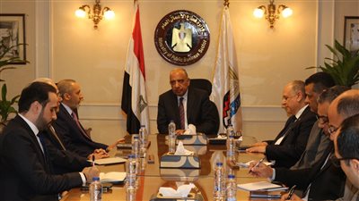 وزير قطاع الأعمال يبحث تعزيز التعاون مع رئيس ألومنيوم البحرين 