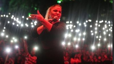 سقوط فنانة تركية عن المسرح بسبب مرافقها (فيديو)