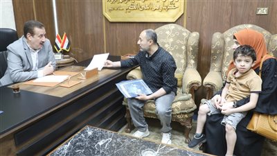 محافظ المنوفية يوجه بتقديم الدعم والرعاية لطفل مريض بضمور العضلات