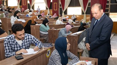 رئيس جامعة المنصورةيتفقد أعمال امتحانات الفصل الدراسي الثانى (صور)