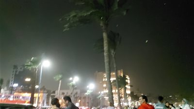 رياح وأتربة تضرب الإسكندرية بعد يوم حار (صور)