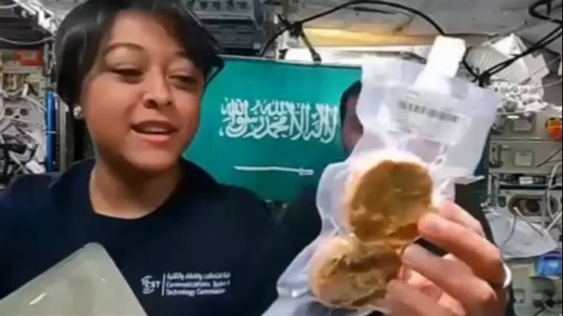 طالب يسأل رائدي الفضاء،