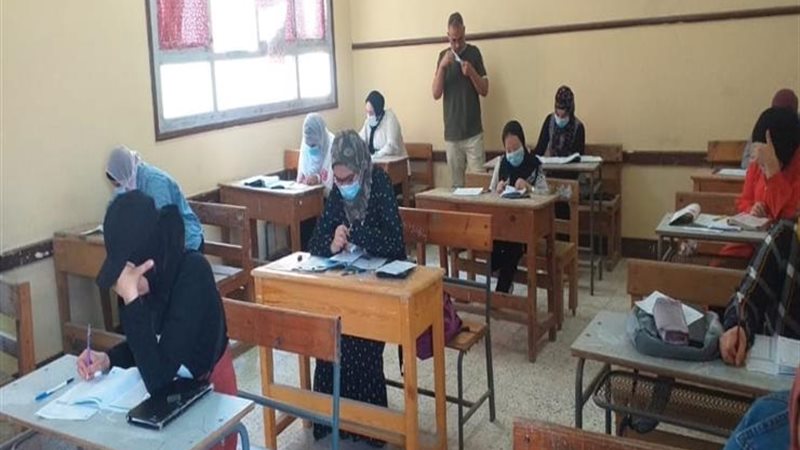 طلاب الجيزة يؤدون