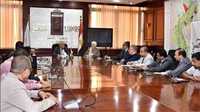 محافظ الأقصر يلتقي عددًا من ممثلي ذوي الهمم لمناقشة مطالبهم 