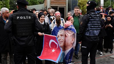  ترقبا لخطاب النصر.. أنصار أردوغان يتجمعون في باحة القصر الرئاسي بأنقرة