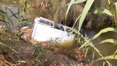 العناية الإلهية تنقذ أسرة بعد انقلاب سيارة في ترعة بطنطا (فيديو)