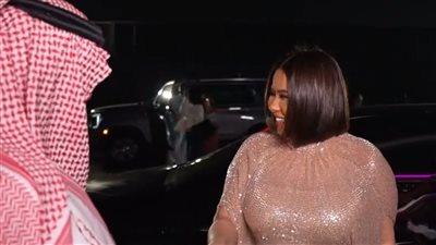 شاهد لحظة وصول شيرين عبد الوهاب لمقر حفلها في جدة 