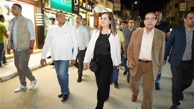 وزيرة التخطيط تتجول في شوارع العريش ليلا وتشيد بالأمن والأمان (صور)