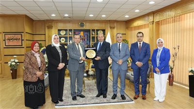 رئيس جودة التعليم يسلم جامعة المنصورة شهادة اعتمادها