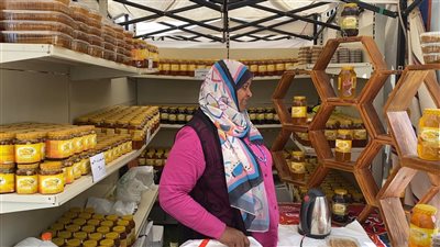 تعرف على أنواع وأسعار العسل الطبيعي بمعرض زهور الربيع (فيديو) 