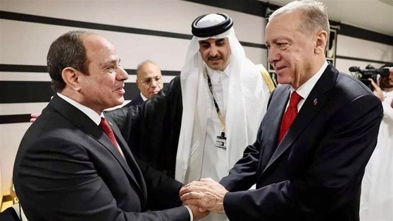تصافح الرئيس السيسي