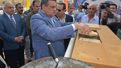 وزير التنمية المحلية يضع حجر أساس مركز خدمات مصر بالعريش 