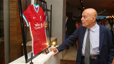 بيع قميص محمد صلاح في مزاد لصالح مؤسسة مجدي يعقوب 