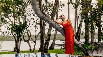 ياسمين صبري تتألق بالأحمر وسط الطبيعة في أحدث ظهور (صور)