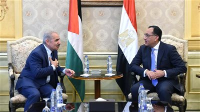 رئيس الوزراء يستقبل نظيره الفلسطيني والوفد المرافق له بمطار القاهرة