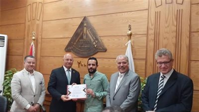رئيس جامعة بنها يكرم فريق الطوارئ بالمستشفيات الجامعية ومديرية الصحة بالقليوبية