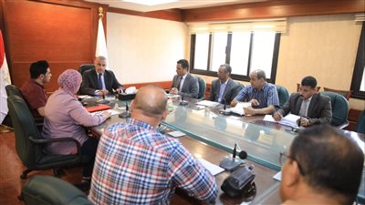 محافظ سوهاج يعقد اجتماعا لمناقشة موقف بيوت النول بحي الكوثر