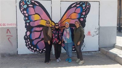 سكان حدائق أكتوبر يزينون المدينة بأيديهم 