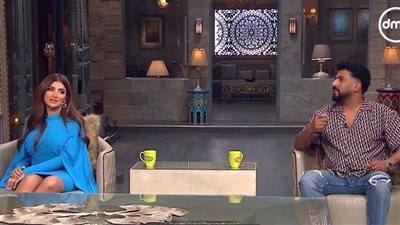 جدل بين مي عمر ومحمد سامي على الهواء بسبب طريقتها الغريبة في الطبخ (فيديو)