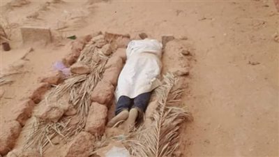 عنوان الفجيعة، صور شاب جزائري يقيم بجوار قبر أمه تهز الوطن العربي، والسلطات تتدخل (صور)