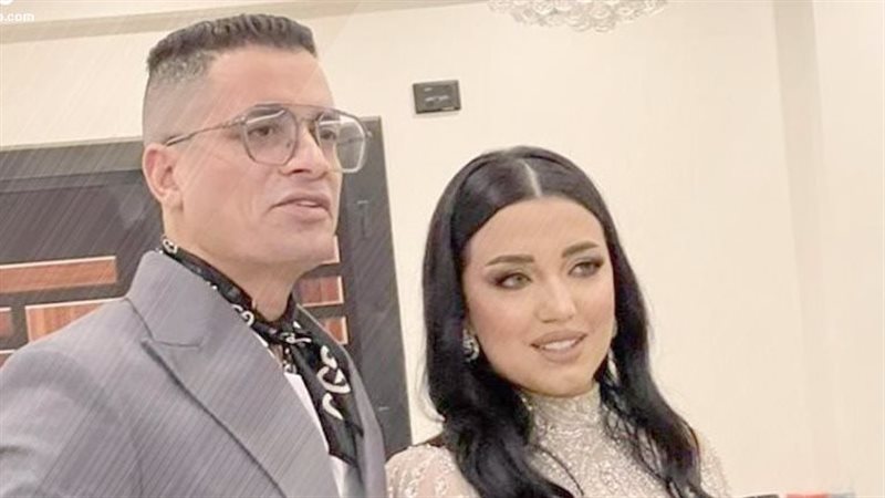 حسن شاكوش وزوجته،