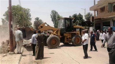 إزالة حالتي تعدي بالبناء على أراضي أملاك الدولة بالأقصر
