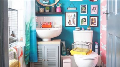 مواطن سعودي يصاب بالرعب بعد العثور على ضيف غير متوقع في الحمام (فيديو)