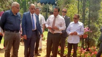 وزير الصحة يزور معرض زهور الربيع ويبدى إعجابه بجمال المعروضات 