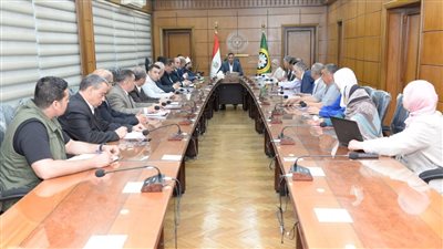 تفاصيل اجتماع محافظ الدقهلية مع مديري القطاعات التنفيذية لمتابعة المشروعات 