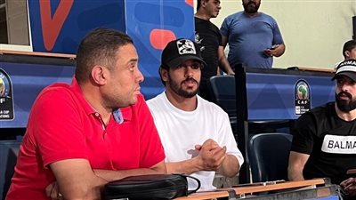 عبدالله جمعة يتابع مباراة الزمالك وطلائع الجيش في الدوري المصري (صور) 