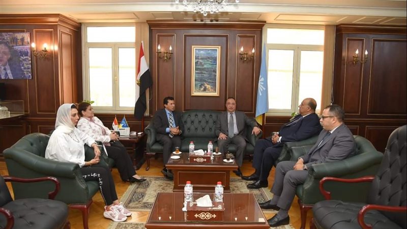 المحافظ والوزير مع