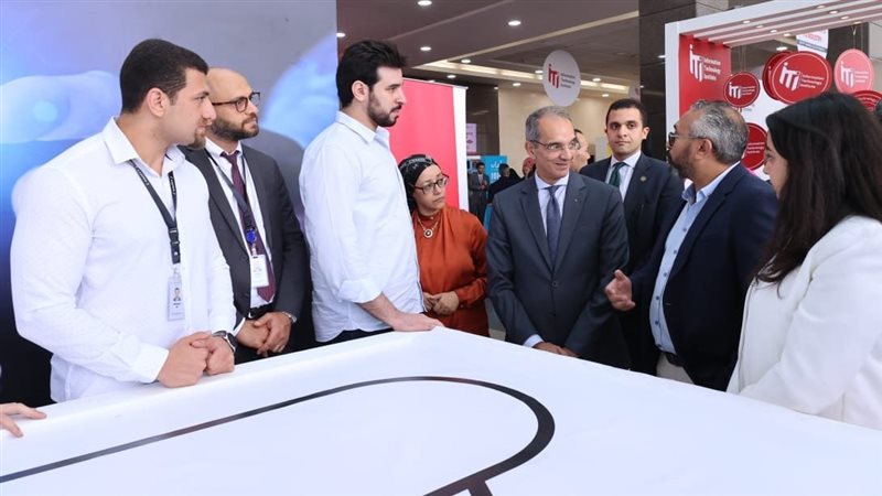 وزير الاتصالات خلال
