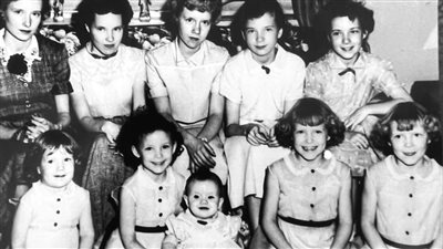 امرأة تعثر على شقيقاتها العشر بعد 40 عامًا من البحث