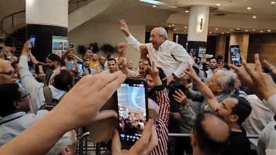 حمل نقيب المهندسين على الأعناق بعد مؤشرات رفض سحب الثقة (فيديو) 