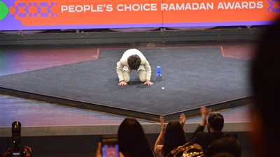 سجود الطفل عمر شريف بطل مسلسل تحت الوصاية باكيا أثناء تكريمه (صور) 