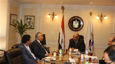 وزير قطاع الأعمال يبحث تطوير مصنع السيراميك وإضافة خطوط إنتاج للبورسلين