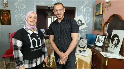 حكاية أحمد الشافعي طالب حقوق عاشق للرسم بالحبر والعسل والشاي ويحلم بالعالمية (صور) 