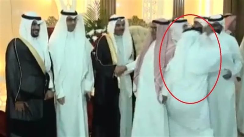 لحظة طعن شخص لآخر،