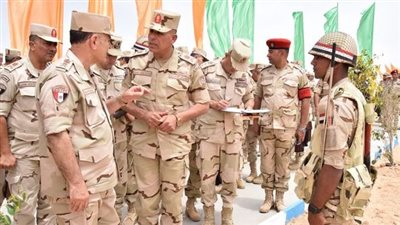 رئيس أركان القوات المسلحة يشهد المرحلة الرئيسية لمشروع تكتيكي بالذخيرة الحية