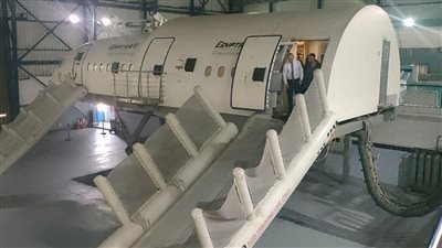  نموذج محاكاة عملي لإخلاء طائرة تعرضت لأضرار خلال الطيران( فيديو)