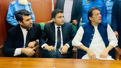 إدراج عمران خان وزوجته و500 من أنصاره على قائمة الممنوعين من السفر 