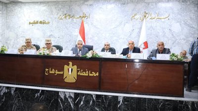 محافظ سوهاج يناقش موقف مشروعات حياة كريمة  