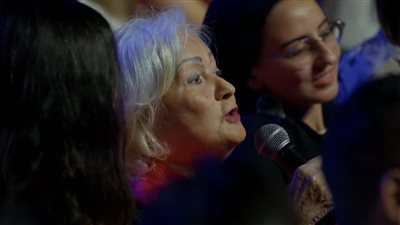 منى زكي تمازح والدتها: القرد في عين أمه غزال