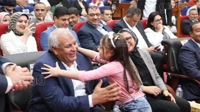 فيروز بنت الواحة تبدع في تقديم حفل الوادي الجديد أمام الوزراء (ڤيديو)