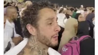 أحمد الفيشاوي يؤدي مناسك العمرة عن والده الراحل (فيديو)