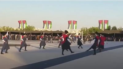 وصلة غنائية مبهجة في مأدبة عشاء حفل زفاف ولي العهد الأردني | فيديو