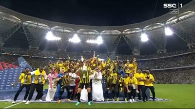 أحمد حجازي يرفع كأس الدوري السعودي بعد تتويج اتحاد جدة باللقب