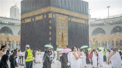 اللهم صيبًا نافعًا، مشهد بديع لهطول الأمطار على الحرم المكي (فيديو)