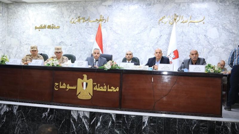 محافظ سوهاج يناقش