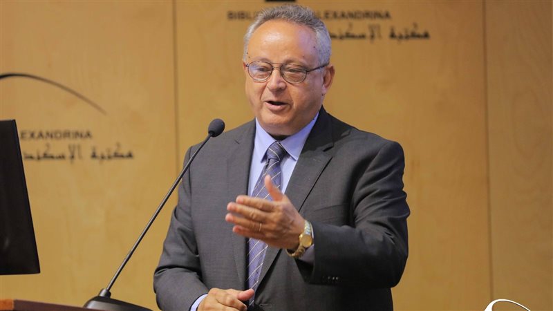 الدكتور أحمد زايد
